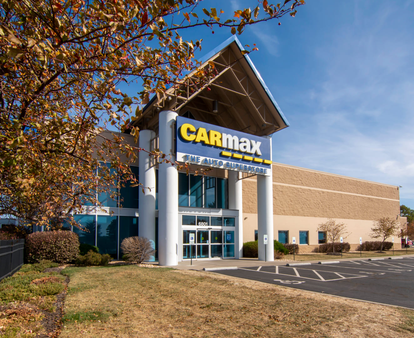 A leftside view of the CarMax at 6801 E. Frontage Road in Overland Park, KS.