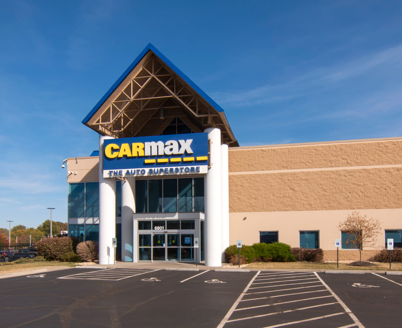 A rightside view of the front entrance of the CarMax at 6801 E. Frontage Road in Overland Park, KS.