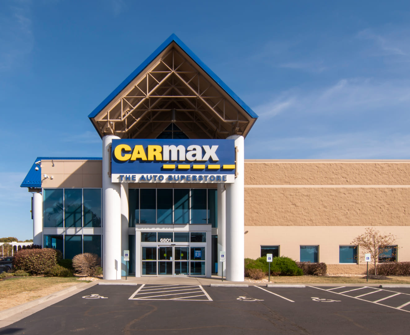 The front entrance of the CarMax at 6801 E. Frontage Road in Overland Park, KS.