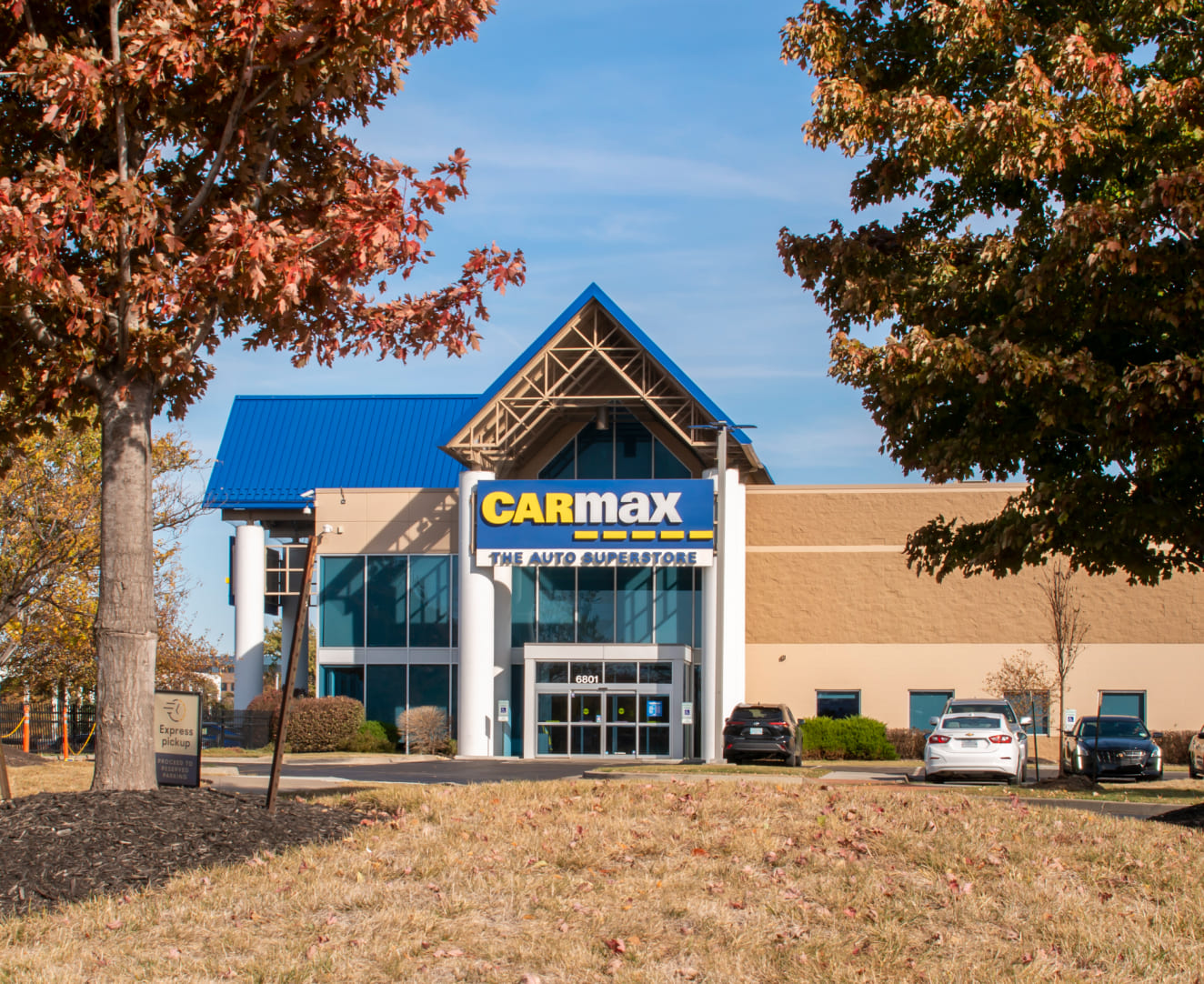 Another view of the front entrance of the CarMax at 6801 E. Frontage Road in Overland Park, KS.
