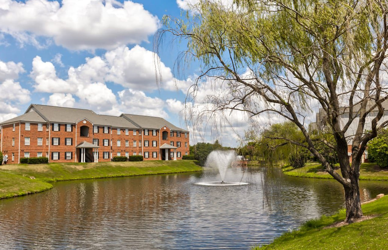 The Hamilton at Turman Farms apartment complex and pond